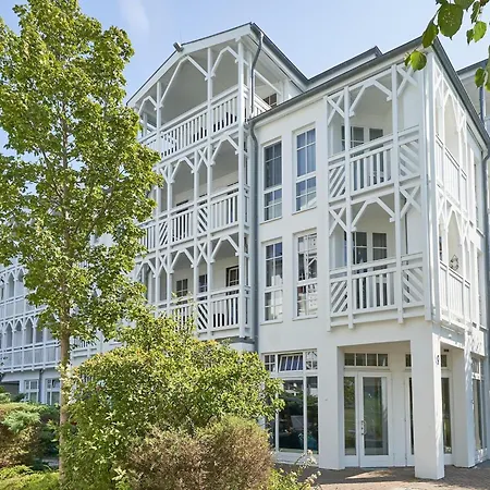 In A Lakeside Park In With A Balcony Apartment *