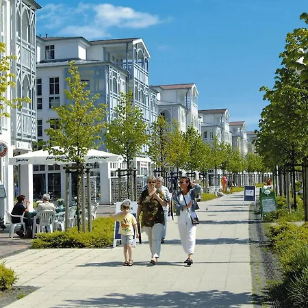 In A Lakeside Park In With A Balcony Apartamento