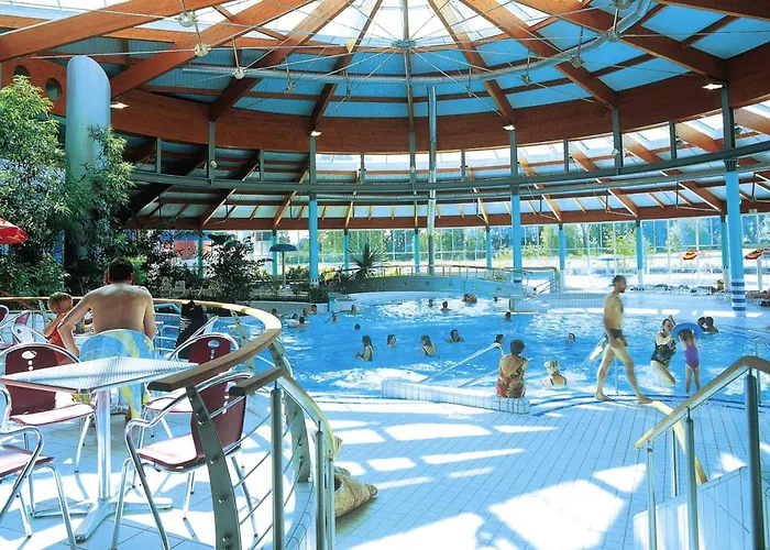 In A Lakeside Park In With A Balcony Apartamento *