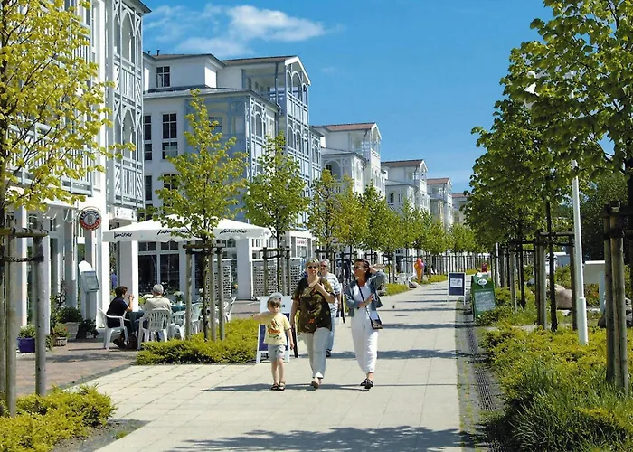 In A Lakeside Park In With A Balcony Apartamento